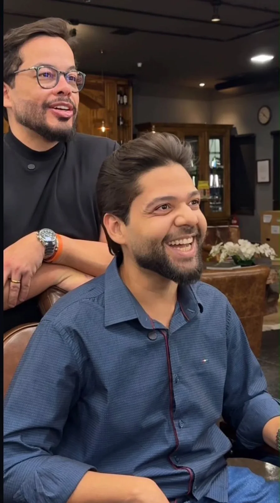 Cliente sorrindo satisfeito com o resultado, com Juarez ao lado